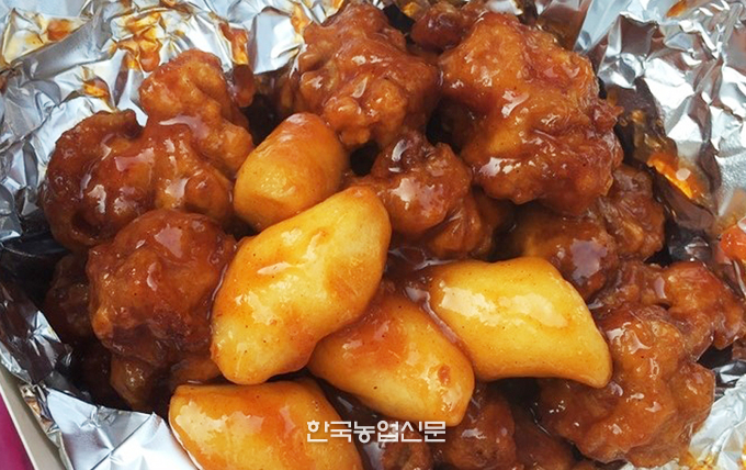 국민간식 칭송받는 치킨의 대명사, 홍대맛집 큐스닭강정