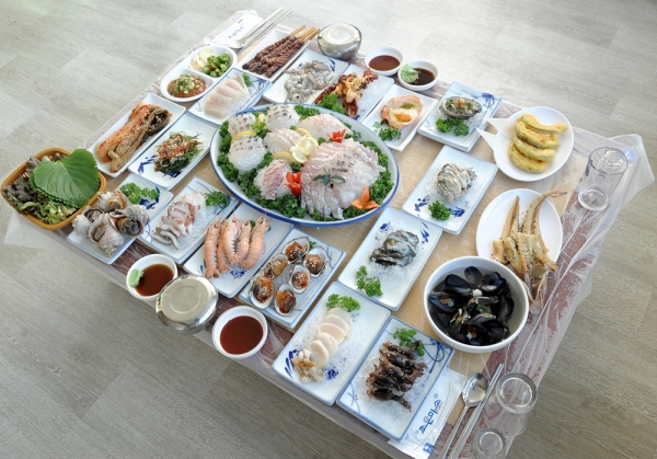 여수 해산물이 한 데 모인 횟집...여수시민이 인정한 원조대교회센터