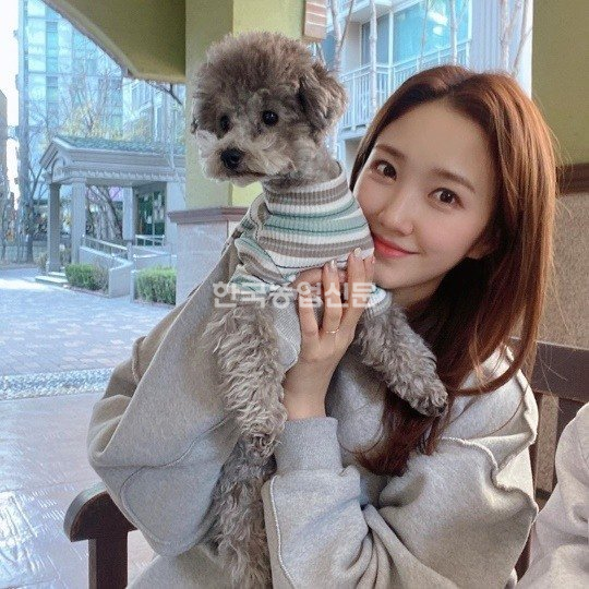 장예인 여르미미니미미미미미밍 반려견과 다정하게 투샷