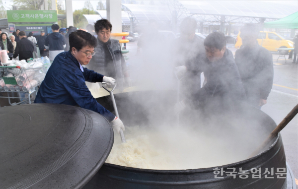 쌀밥에 감탄! 철원오대쌀 가마솥밥 시식행사