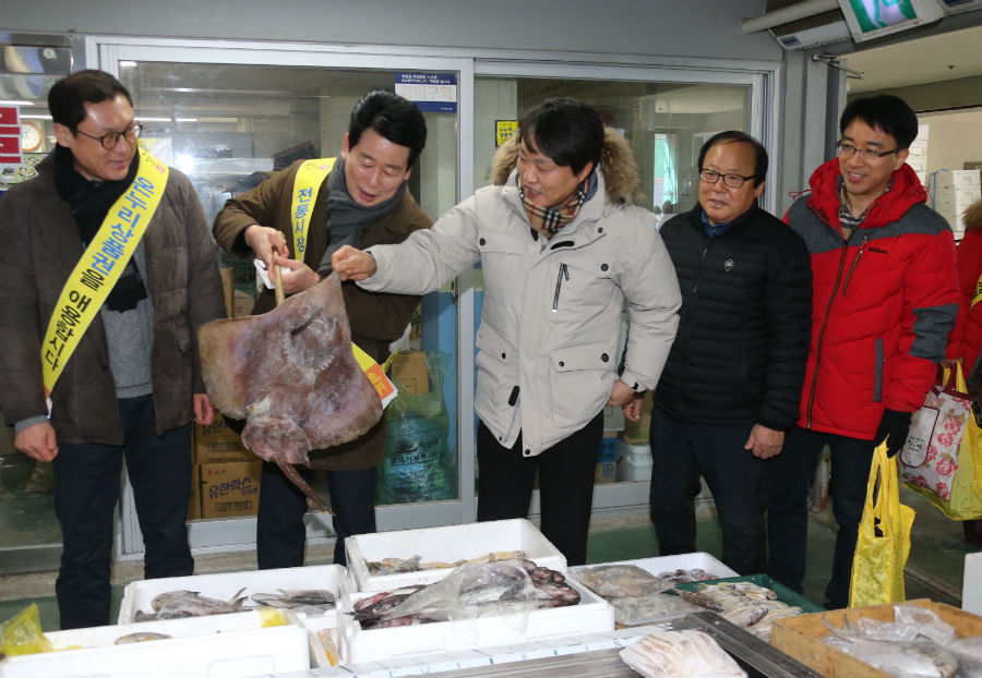 전북도의회, 전통시장 장보기 복지시설 위문