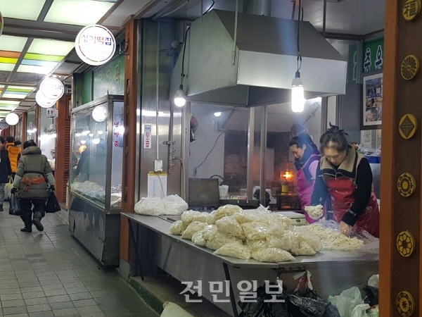 사장님 손은 쉴틈이 없네