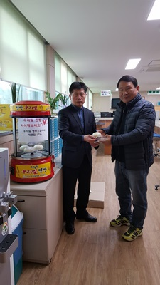 김제 죽산면 우리밀 영농조합법인, 면 사무소 방문 민원인에 대해 우리밀 찐빵 무료로 제공