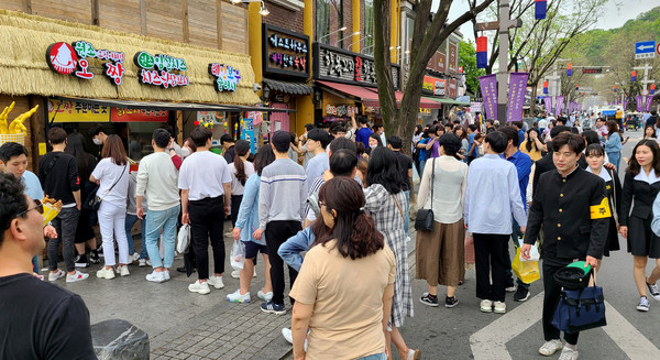 코로나19여전한데.. 한옥마을 북적