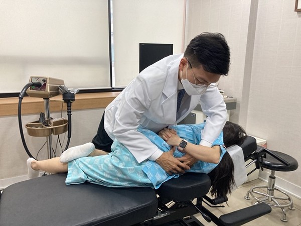 [칼럼] 디스크로 번질 수 있는 허리 통증, 추나요법이 도움 될까?