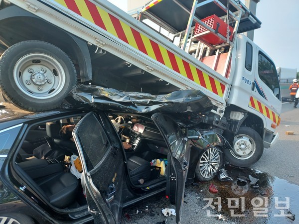 정읍시 북면 호남고속도로 상행선 정읍녹두장군휴게소 인근서 4중 추돌...4명 부상