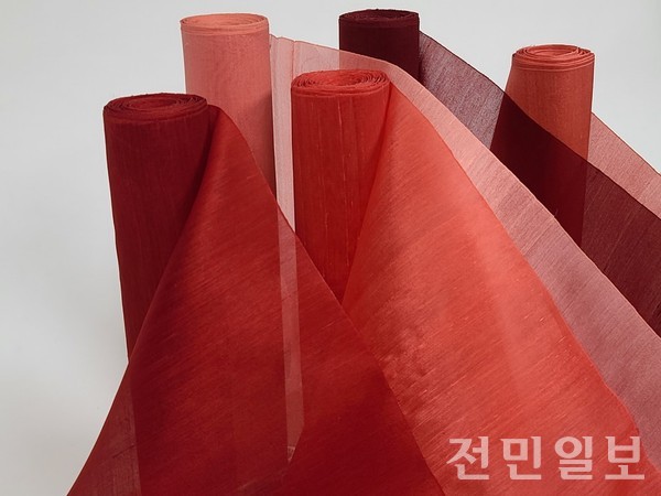 자연빛 물들이는 천연 염색은 내 삶의 활력소...전주 손마루 공방의 박미자 작가