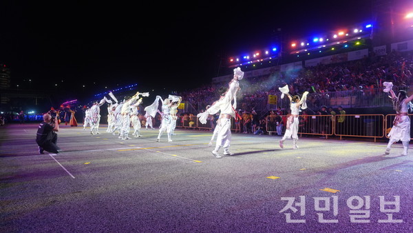 전북 청년예술인들로 구성된 포스댄스컴퍼니, 싱가포르에서 비빔밤 춤 선보여 호응