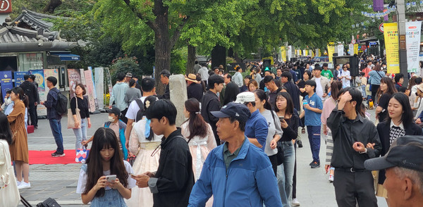 완연한 가을 연휴 맞아 전주 곳곳 북새통