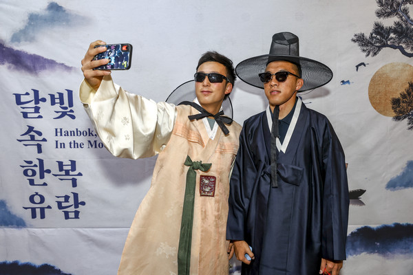 전주 외국인 유학생 한복 파티 달빛 속 한복유람…한국 전통문화 만끽