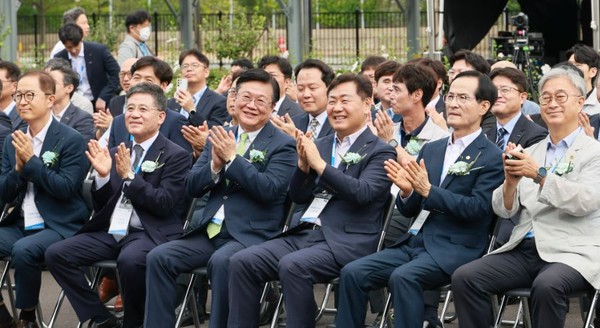 (주)두산 김제공장, 첨단 스마트 기기 부품 양산 본격화