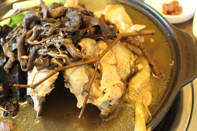 춘천 숨은 보양식 맛집 베스트! 능이와 토종닭의 만남 능이백숙을 만난 산촌