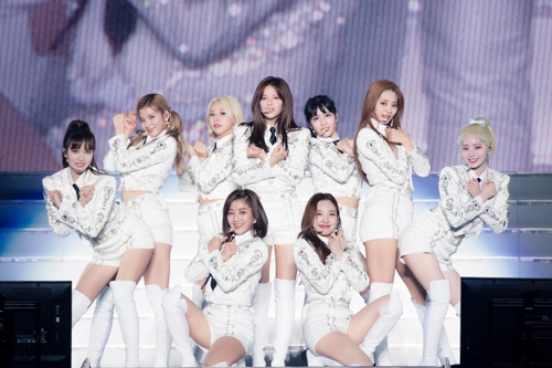 트와이스, 도쿄돔 콘서트 성료...일본 사로잡은 요정비주얼 화제