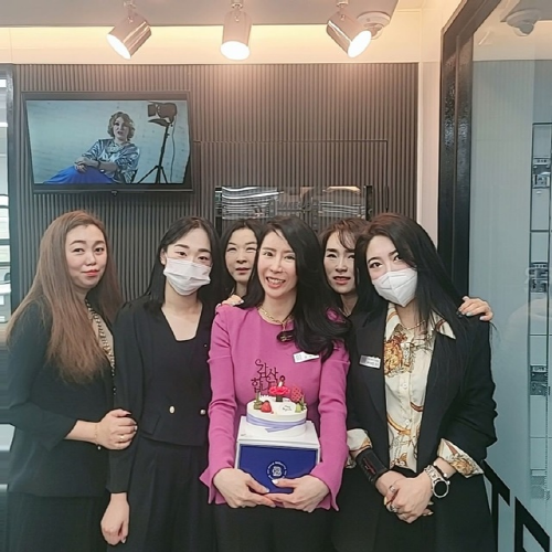 아뜰리에 미용학원, 스승의 날 맞이 카네이션-편지 전달식 진행