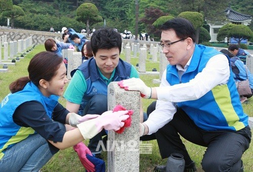 신한은행, 호국 보훈의 달 현충원 자원 봉사