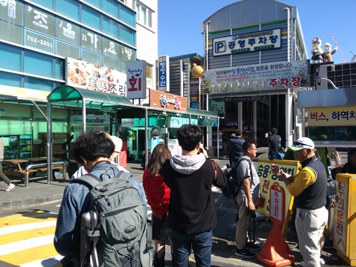 [르포]中 취재단 반긴 서귀포매일올레시장 옵데강 고맙수다
