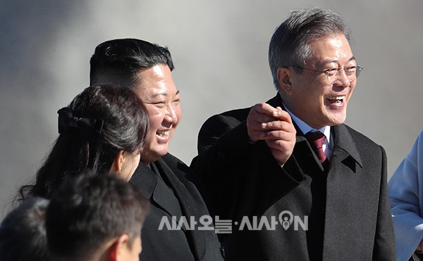 [포토오늘] 백두산 천지에서 맞잡은 손, 문재인-김정은