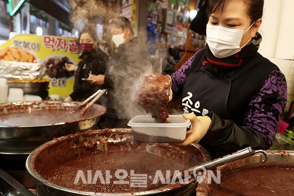 [포토오늘] 오늘은 팥죽 먹는날