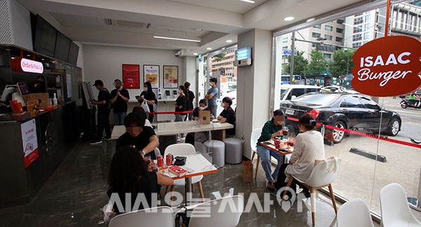 [포토오늘] 수제버거 브랜드 이삭버거 신사 1호점 오픈