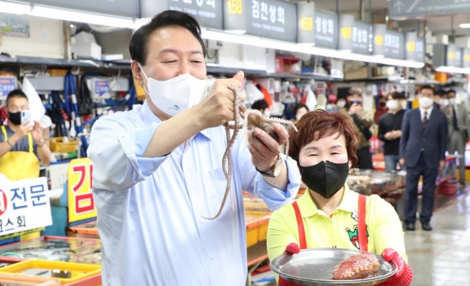 부산 자갈치시장에 뜬 尹…20년전 멍게비빔밥 지금도 생각나