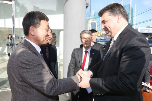카허 카젬, 한국GM 군산공장 이어 대리점 찾아 현장경영 