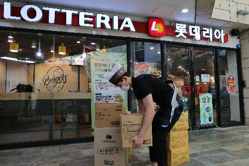 롯데GRS, 롯데리아 직원 대상 웨어러블 로봇 한 달 간 시범운용