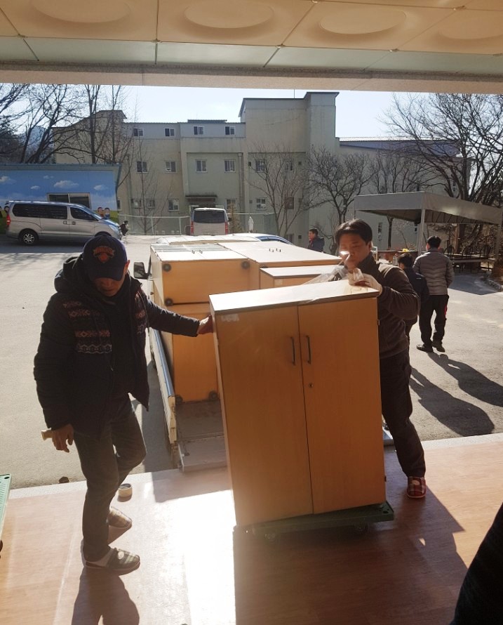 동아쏘시오홀딩스, 사회복지시설에 사무용 가구 기부