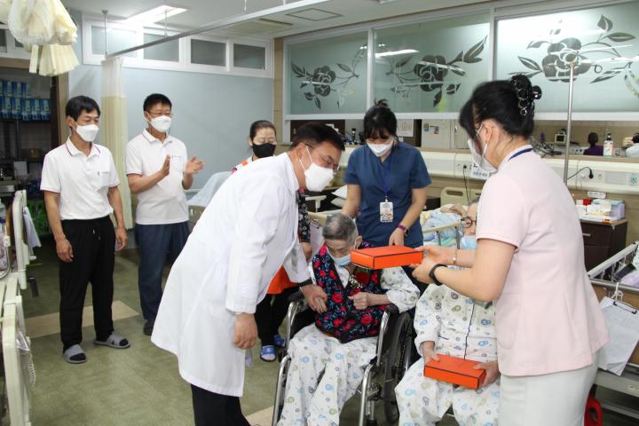 동아메디병원, 코로나로 지친 어르신에 카네이션 선사
