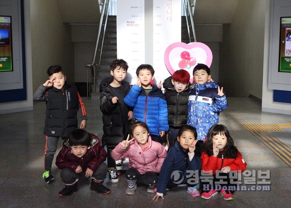 고사리손 온정… 기부하러 왔어요
