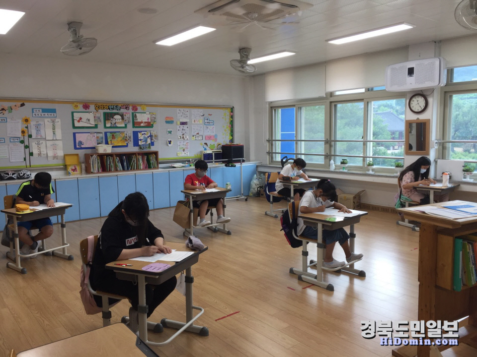 청도 화양초등학교 진로적성검사를 하고 있다.