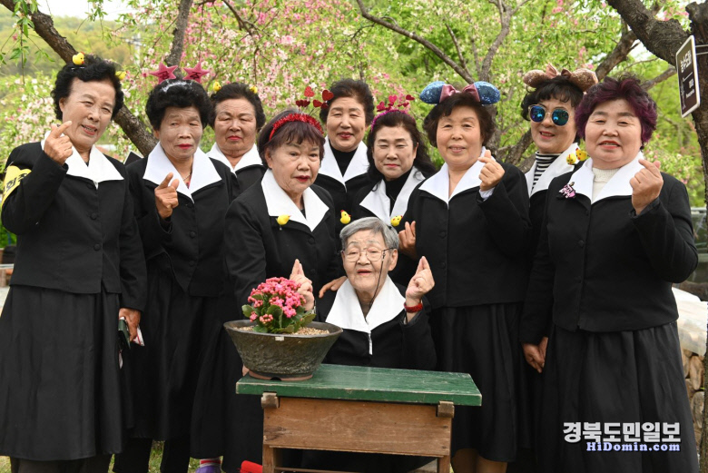 젊은 날의 교복 입고 찰칵… 고령 도진리 청춘사진관 운영