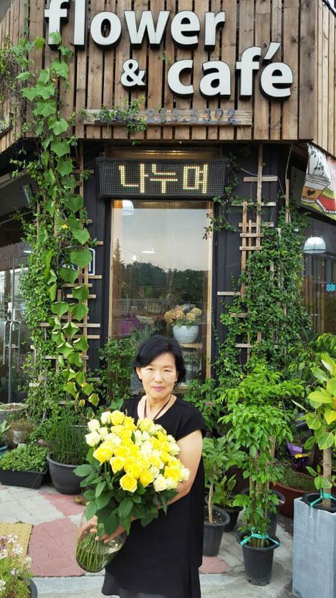 꽃집 난립 속 경쟁 치열… 카페 접목 위기 극복