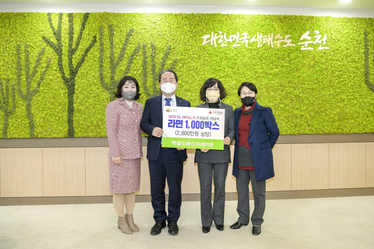 순천시 빅팜 식자재마트, 취약계층에 라면 기탁