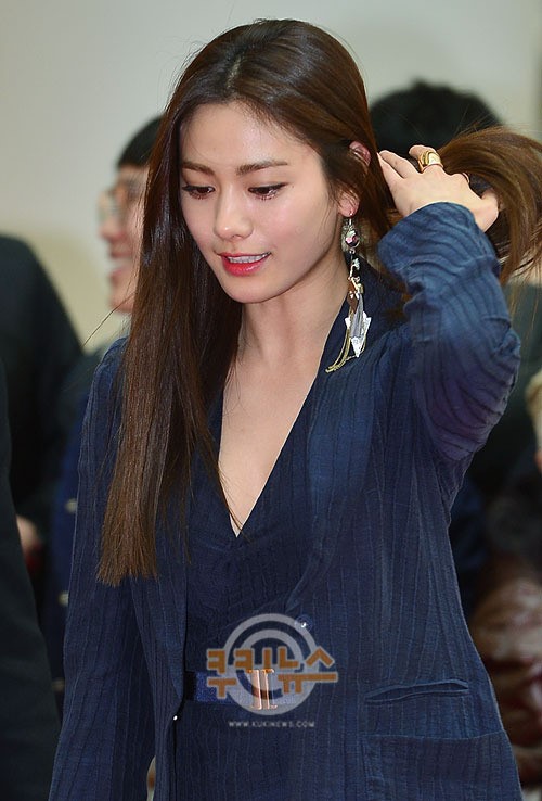 나나 ’깊게 파인 가슴라인’