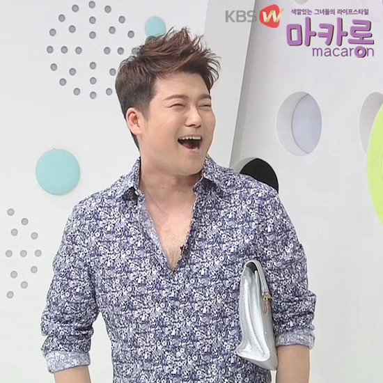 전현무, 플라워 셔츠 + 일수가방 + 가슴 털로 매력발산?... ‘범죄와의 전쟁’ 패러디