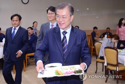 文대통령, 직원 식당에 등장… 청와대 직원들과 함께 메밀국수 점심