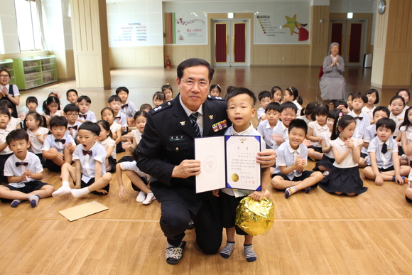 대구 수성경찰서, 주운 돈 신고한 어린이에게 상장 수여
