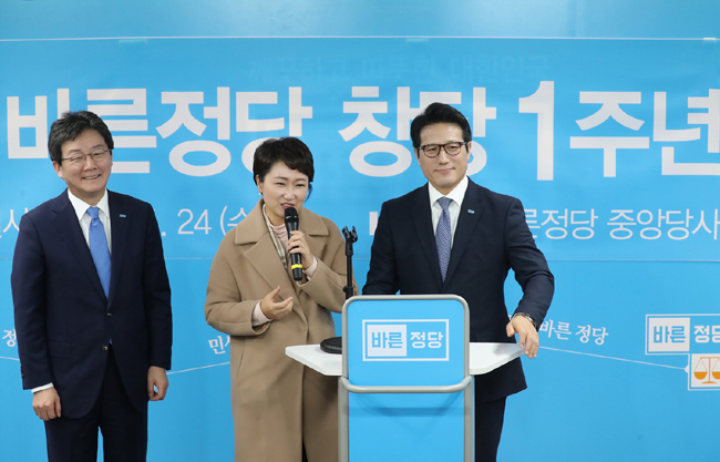 [순간 포착] 꿩 대신 이언주 “대한민국 바꿀 수 있는 정치 함께 만들어갔으면”