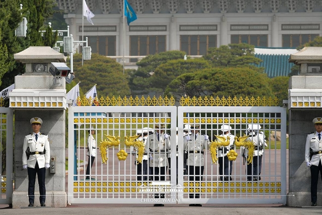 청와대 본관 앞, 경비대원 교대식 공개