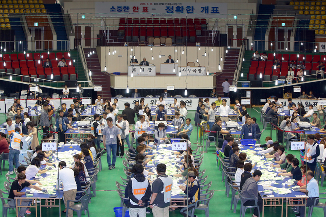 6·13 지방선거 개표 시작