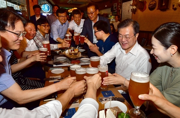 문재인 대통령, 광화문 호프집에 깜짝 등장