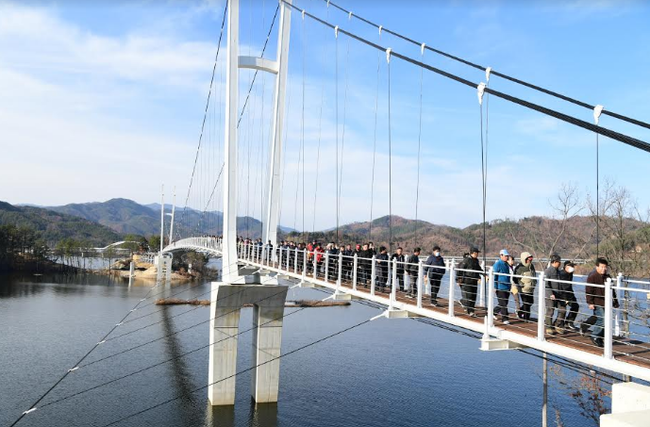 김천 부항댐 국내 최장 출렁다리 완공…성인 1400명 동시 이용 가능