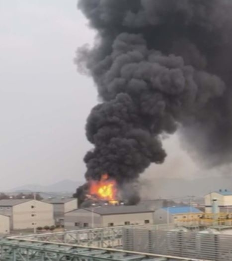 충남 공주 접착제 제조공장서 불…1시간 30여분 만에 진화