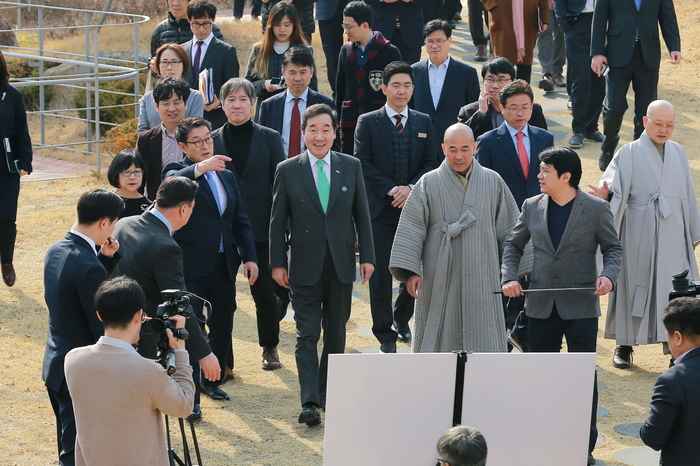 [포토] 공공건축 디자인 우수...경북 영주 찾은 이낙연 국무총리