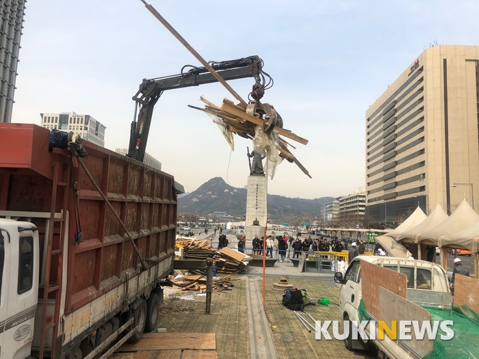 비어가는 광화문 광장