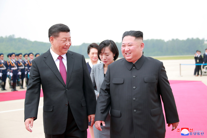시진핑 주석 맞이하는 김정은 위원장
