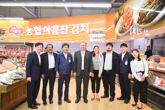 아리엘 구아코 국제협동조합연맹(ICA) 회장, 농협유통 하나로마트 방문