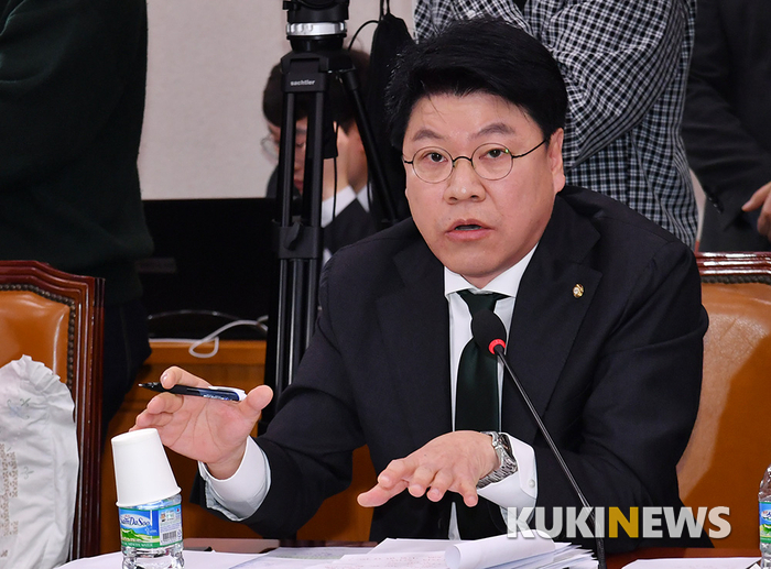 자료 제출 요구하는 장제원 의원