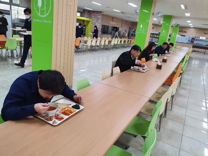 구내식당도 혼밥 시대…창신대, 사회적 거리두기 동참