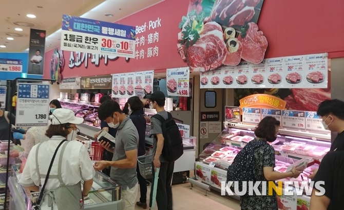 [르포] “한우 맛 좀 봅시다” 동행세일 통했나…마트가 모처럼 ‘북적’